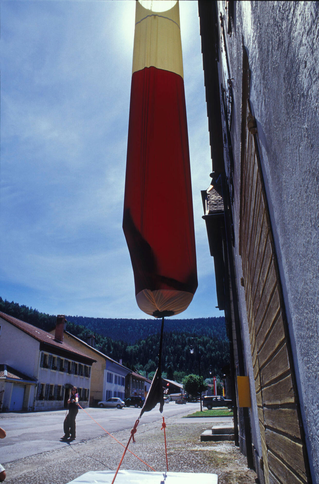 <i>überdreht,</i> Môtiers, art en plein air, 21. 6. 2003. Photo: Stefan Rohner